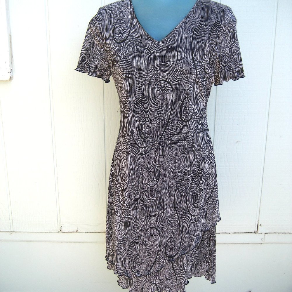 Connected black/white all-over pleated dress